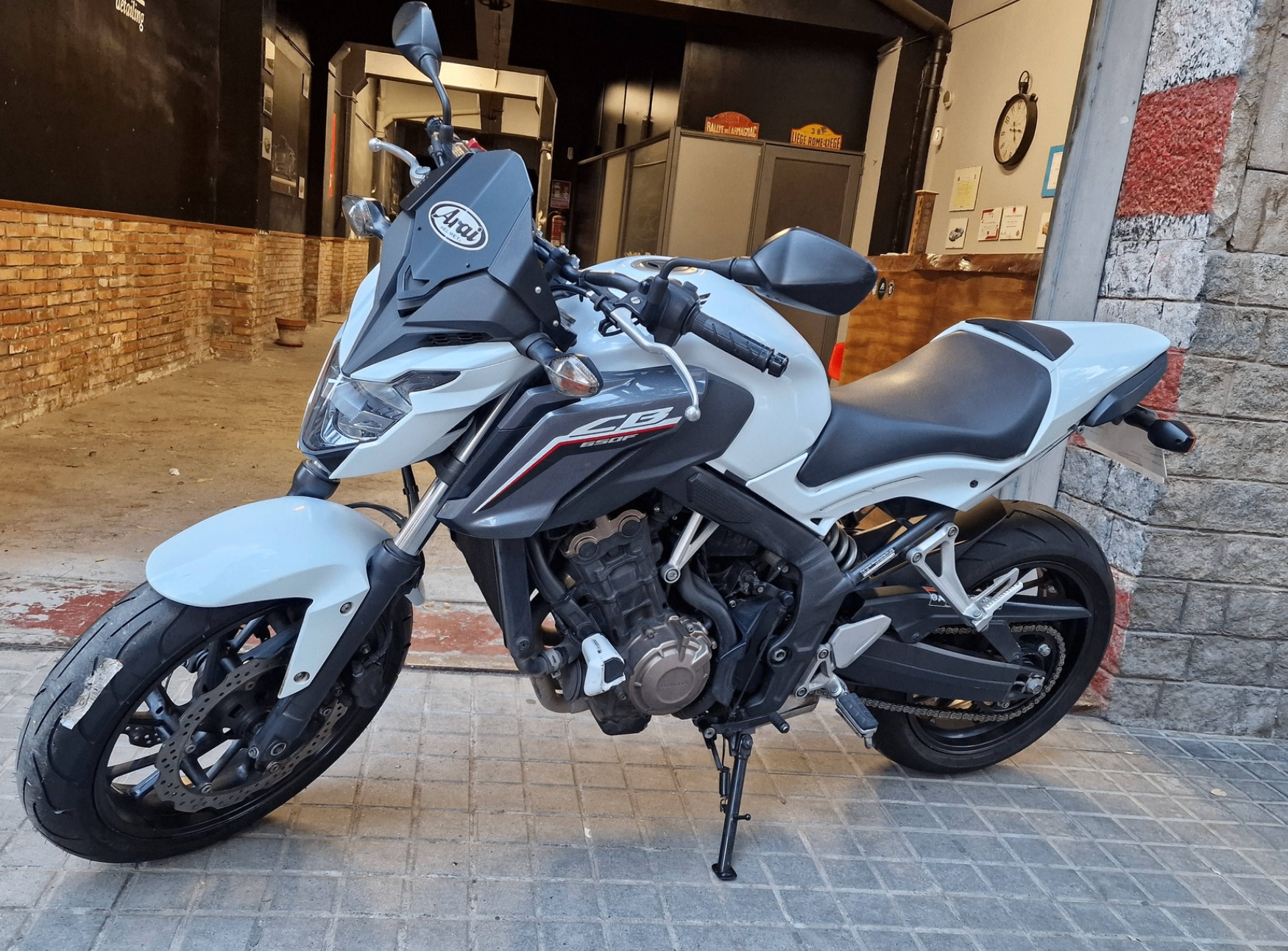 Motocicleta detallada en Kramex lista para servicio premium