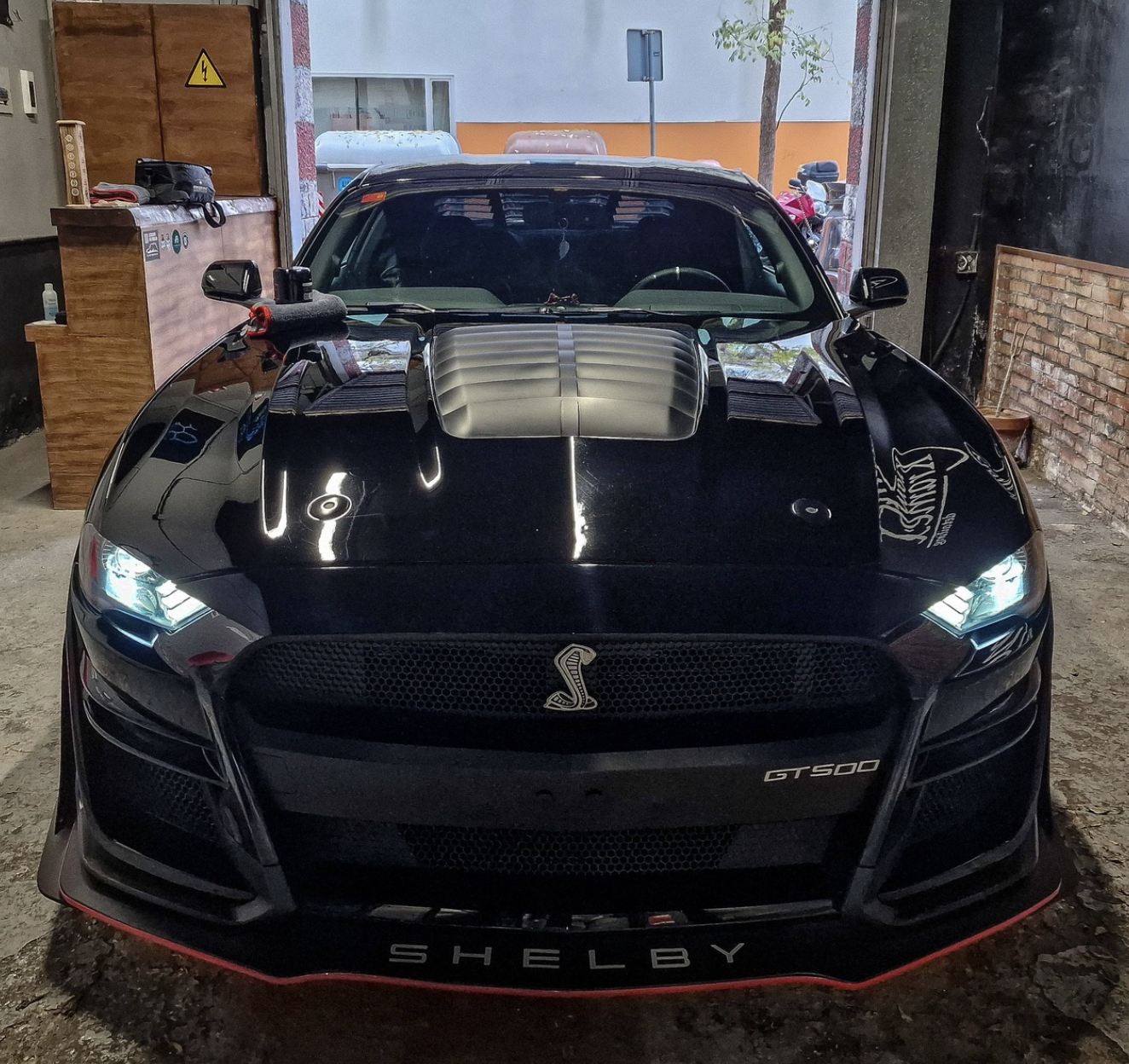 Shelby negro detallado con reflejos profundos en Kramex